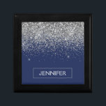 Silver marinblå Glitter Girly Monogram Namn Minnesask<br><div class="desc">Bottenblått och Silver Gnistra Glitter Monogram Namn judisk nyckelruta för marin . Det gör perfekt studenten,  födelsedag,  bröllop,  möhippa,  årsdag,  babydusch eller bachelorette-fest till någon som glam lyx och chic stilar.</div>
