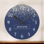 Silver marinblå Glitter Girly Monogram Namn Rund Klocka<br><div class="desc">Monogram Namn Clock för silver och marinblått Gnistra Glitter. Det gör perfekten söt 16-årsjubileum,  bröllop,  möhippa,  årsdag,  babydusch eller bachelorette-fest för någon som glam lyxen och chic stilar i kärlek.</div>