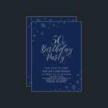 Silver & Marinblå Modern Chic 50-årsfest Inbjudningar<br><div class="desc">Låt oss fira din speciella dag med denna stiliga silverfärgade festinbjudan. Denna design har chic silvertypografi "50-årsfest" med gnistrande grafik. Bakgrundsfärgen är inställd på marinblå,  men du kan ändra den för att matcha din festtema. Fler födelsedagsinbjudningar och festtillbehör finns tillgängliga i min butik BaraBomDesign.</div>