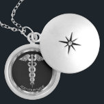 Silver Medicinsk symbol Caduceus - Personlig  Berlockhalsband<br><div class="desc">Personlig Nurse/Doktor Medical Symbol Caduceus Silver Necklace redo för att du ska kunna anpassa dig. Obs! Alla mallområden behöver inte ändras. 📌 Om du behöver anpassa ytterligare klickar du på knappen "Klicka för att anpassa ytterligare" eller "Anpassa eller redigera design"och användor verktyg för att ändra storlek, rotera, ändra text färg,...</div>