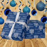 Silver Menorah Blue Chic Hanukkah Personlig Presentpapper<br><div class="desc">Anpassa den här chicen silver Menorahs på blå Hanukkah papper med ditt namn och år. Den enkla men klassiska Menorah-designen i ett minimalistiskt stil gör att Chanukah-presenten blir ett perfekt för både vuxnor och barn. Om du vill att din helgdag ska vara papper, ändra bara årsalternativet till JOY eller KÄRLEK...</div>