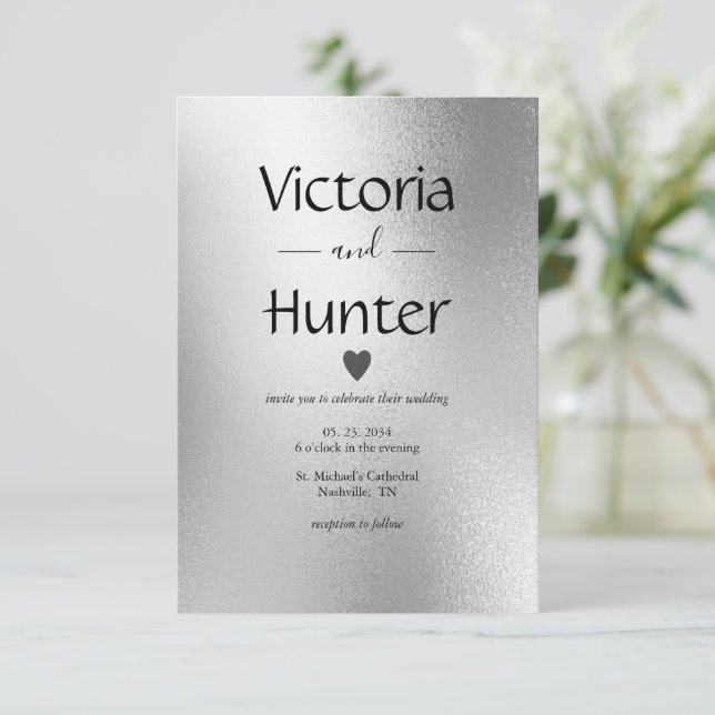 Silver Metallic Heart Modern Elegant bröllop Inbjudningar (Stående Fram)