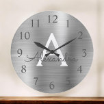 Silver Metallic Monogram Namn & Initial Stor Klocka<br><div class="desc">Silver faux Metallic Monogram Namn och första serveväggsklocka. Wall Clock ger perfekten till någon som kärlek silver rostfritt stål.</div>