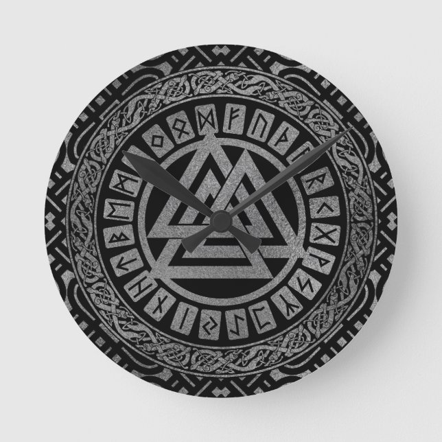 Silver Metallic Valknut Symbol on Celtic Pattern Rund Klocka (Framsida)
