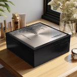 Silver Metallisk Glitter Personlig Minnesask<br><div class="desc">Silver-konstruktionen i elegant, som är avsedd att användas som locket på en lyxaktig smyckeskrin, är en perfekt som blandar sofistikering och glamor. Utformningen har en fantastisk bakgrund av silver med ett borstat metalliskt struktur, vilket ger ett elegant och modernt estetiskt material. Den övre delen av konstruktionen är försedd med en...</div>