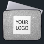 Silver Modern Glitter - Anpassningsbar Logotyp för Laptop Fodral<br><div class="desc">Silver Modern och Professionell Faux Glitter och Gnistra Elegant Anpassningsbar Logotyp Promotional Corporate Bag eller Sleeve Promotional Fodral för en skönhetsindustrigåva. Det här fodral kan anpassas så att det omfattar företagets eller företagets logotyp.</div>