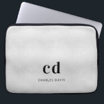 Silver monogram initails namn minimalist metall laptop fodral<br><div class="desc">En klassisk faux-tittar-bakgrund i silver. Anpassa och lägg till ditt monogram initialer och fullt namn. Modern,  trendig och enkel. För både honom och henne.</div>