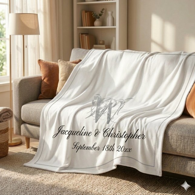 Silver Monogram Kant Svart Skrift Vit Nygift Fleecefilt (Comfy and elegant. A lovely keepsake. Make it yours today!)