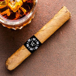 Silver Monogram Poker Chip Casino Cigar Returadress Etikett<br><div class="desc">Fira i stil med dessa moderna och mycket trendig bröllop-cigarretiketter. Utformningen är enkel att anpassa med ditt eget monogram och dina gäster blir glada när de ser dessa fantastiska cigarrmärken. Matchande objekt finns i samlingen.</div>