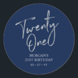Silver & Navy 21st Birthday Party Favor tack Runt Klistermärke<br><div class="desc">Tack för den här enkla anpassningsbarna kommer snyggten att bli mer detaljerad på din speciella dag. Den här designen har ett modernt silver-skript med texten " 21" med marin blå bakgrund. Matchning av 21-årsinbjudningar och party-tillbehör finns i min butik BaraBomDesign.</div>