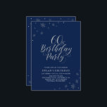 Silver & Navy Blue Modern Chic 60-årsfest Inbjudningar<br><div class="desc">Låt oss fira din speciella dag med denna stilrena silverfärgade festinbjudan. Denna design har chic silver typografi "60-årsfest" med glittrande grafik. Bakgrundsfärgen är satt till marinblå,  men du kan ändra den för att matcha din festtema. Fler födelsedagsinbjudningar och festtillbehör finns tillgängliga i min butik BaraBomDesign.</div>