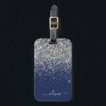 Silver Navyblå Glitter Namn Monogram Bagagebricka<br><div class="desc">Silver och Navyblå Glänsande Glitter Monogram Namn och Initial Kuddvar. Bagagetagg gör den perfekta söta 16-årspresenten,  bröllop,  bröllopsshow,  baby shower eller möhippa present för någon som dekorerar sitt rum med stil.</div>