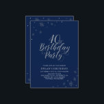 Silver och marinblå modern Chic 40:e födelsedagen  Inbjudningar<br><div class="desc">Låt oss fira din speciella dag med den här snyggt silver-festinbjudan. Den här designen har silver-typografin "40:e födelsedagen Party" i chic med gnistra grafik. Bakgrunden till färg är marinblå, men känn dig fri att ändra sig för att matcha den med ditt party-tema. Fler födelsedagsinbjudningar och party-artiklar finns tillgängliga i min...</div>