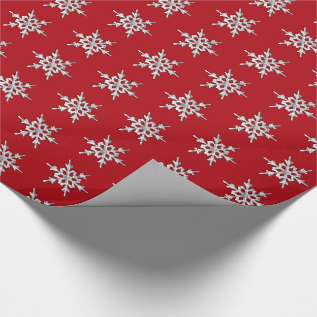 Silver och vit snöflinga på djupt rött presentpapper (Hörn)