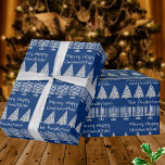 Silver på Blue Merry Lycklig Chrismukah Helgdag Presentpapper<br><div class="desc">Lägg till ditt namn till den klassiska Merry Lycklig Chrismukah-helgdag som är papper i silver och blå mönster i Menorahs och Julgranar. Enkelt och roligt, detta presentbyte är perfektens val för blandade familjer som firar både Hanukkah och jul. Med eleganta minimalistiska teckningar som är fyrkantiga från silver Menorahs och Julgranar...</div>