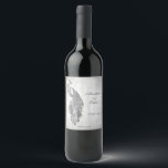 Silver Peacock Bröllop Vin-etikett Vinflaska Etikett<br><div class="desc">Anpassa en unik vin-märkning för din bröllopsmottagning med en Silver Peacock Bröllop Vin-etikett. Vin-etiketten har en elegant som kan användas mot ömtålig löv och grym bakgrund. Anpassa till namn i brudgummen och till bröllop-datumet. Ytterligare bröllop-förråd finns även med den här utformningen.</div>