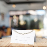 Silver Pearl Necklace Bröllop Placeringskort<br><div class="desc">Vit Elegant Monteringskort med silver pärlhalsband i vattenfärg. Det är mycket enkelt att anpassa,  med dina personuppgifter.</div>