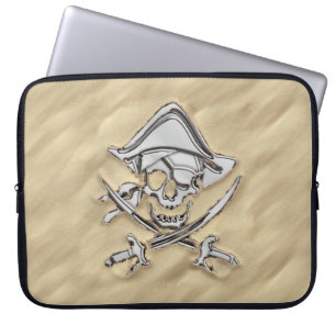 Silver Pirat Skull i Sand Scene Laptop Sleeve