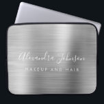 Silver Professionell Metallic Monogram Business Laptop Fodral<br><div class="desc">Modern Silver Girly Makup and Hair Beauty Salon Faux Metallic Stainless Elegant Monogram Promotional Laptop Bag eller Sleeve Promotional (promo) Annons Fodral. Den här affärsdatorn för professionell i klass fodral kan anpassas så att den omfattar ditt monogrammade skript namnteckning namn och befattningsyrke eller befattning.</div>