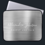 Silver Professionell Metallic Monogram Business Laptop Fodral<br><div class="desc">Modern Silver Girly Makup and Hair Beauty Salon Faux Metallic Stainless Elegant Monogram Promotional Laptop Bag eller Sleeve Promotional (promo) Annons Fodral. Den här affärsdatorn för professionell i klass fodral kan anpassas så att den omfattar ditt monogrammade skript namnteckning namn och befattningsyrke eller befattning.</div>