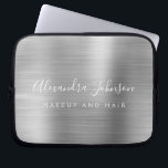 Silver Professionell Metallic Monogram Business Laptop Fodral<br><div class="desc">Modern Silver Girly Makup and Hair Beauty Salon Faux Metallic Stainless Elegant Monogram Promotional Laptop Bag eller Sleeve Promotional (promo) Annons Fodral. Den här affärsdatorn för professionell i klass fodral kan anpassas så att den omfattar ditt monogrammade skript namnteckning namn och befattningsyrke eller befattning.</div>
