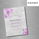 Silver rosa violetta blommor lyxfödelsedag magnetisk inbjudningskort<br><div class="desc">En faux silver tittar bakgrund med faux silver sparkles och rosa och violettblommor. Anpassa och lägg till information om namn och party.</div>