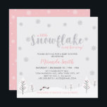 Silver & Rosa Winter Wonderland Girl Baby Shower Inbjudningar<br><div class="desc">Fira en speciell dag för din kära med den här söta vinterfantasinbjudan! Den här utformningen har en söt formulering "En liten snöflake är på väg" i silver glitter snöflingor. Inbjudan till perfekt för temavusdusch eller baby sprinkle.</div>