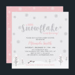 Silver & Rosa Winter Wonderland Girl Baby Shower Inbjudningar<br><div class="desc">Fira en speciell dag för din kära med den här söta vinterfantasinbjudan! Den här utformningen har en söt formulering "En liten snöflake är på väg" i silver glitter snöflingor. Inbjudan till perfekt för temavusdusch eller baby sprinkle.</div>