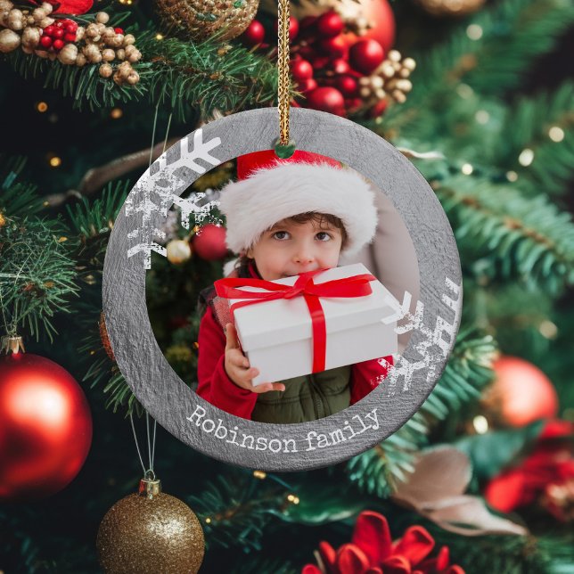 Silver Rustic Circle Photo Snöflingor Julgransprydnad Keramik (Rustic snowflake family holiday keepsake photo ornament perfect for gifts to bring joy to others.)