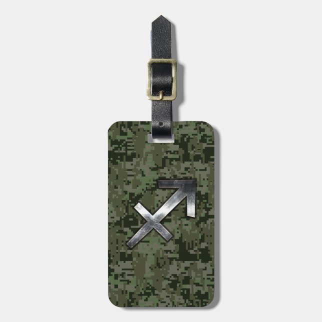 Silver Sagittarius-skylt på Woodland Digital Camo Bagagebricka (Vertikal Framsida)