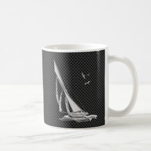 Silver segelbåt på kolfiberdekan kaffemugg