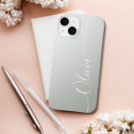 Silver Shimmer Elegant Calligraphy-skript Namn<br><div class="desc">Silver Shimmer White Elegant Calligraphy Script Anpassningsbar Personlig Namn iPhone 14 Smart Phone Case har en modern och trendig enkel utformning och snyggt med personlig namn i elegant i silver-handskriven calligraphy-skripttypografi på en metallisk shimmer-bakgrund. Designad av ©Evco Studio www.zazzle.com/store/evcostudio</div>