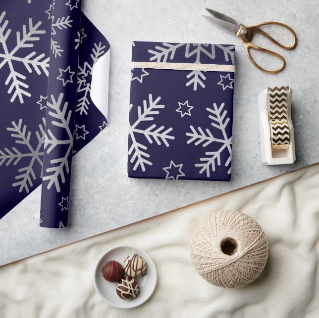 Silver Snöflingor och Stjärnor på Marinblå Vinter Presentpapper (Hantverk)