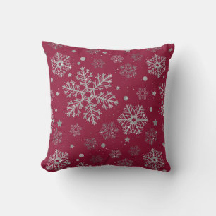 Silver snöflingor på mörk röd kudde