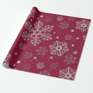 Silver snöflingor på mörk röd presentpapper