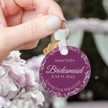 Silver Snöre Cassis Lila Bridesmaid Bröllop Nyckelring<br><div class="desc">Dessa vackra brudnyckelkedjor är designade att få som gåva eller bröllopsförmån. Utformningen är enkel men ändå elegant och har en silver grått faux foil gräns med blek grått-text på en baksida av cassis-lila, magenta eller berry-färgad. Det finns utrymme för hennes namn, bröllop-datumet och namnen till paret. Underbart sätt att tacka...</div>