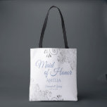 Silver Snöre Dusty Blue Maid of honor White Bröllo Tygkasse<br><div class="desc">Den här vackra väskan är designad som gåva, tjänst eller väska för bröllop Maid of honor. Den enkla men ändå elegant-designen utmärker silver grått snöre-kyler i hörnen med finare dammiga blåskript. Det finns utrymme för hennes namn, liksom för parets och bröllop datans namn. Underbart sätt att tacka henne för att...</div>
