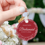 Silver Snöre om Romantic Red Bridesmaid Bröllop Nyckelring<br><div class="desc">Dessa vackra brudnyckelkedjor är designade att få som gåva eller bröllopsförmån. Utformningen är enkel, men ändå elegant och har en silver grått faux foil gräns med blek grått-text på en romantisk krimson-röd bakgrund. Det finns utrymme för hennes namn, bröllop-datumet och namnen till paret. Underbart sätt att tacka henne för att...</div>