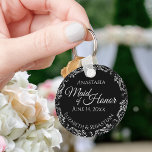 Silver Snöre vid Svarta Maid of honor Bröllop Nyckelring<br><div class="desc">Dessa vackra nyckelkedjor är designade att få som gåva eller bröllopsförmån till maid of honor. Elegantens utformning har en silver grått faux foil gräns med blek grått på en klassisk svart bakgrund. Det finns utrymme för hennes namn, bröllop-datumet och namnen till paret. Underbart sätt att tacka henne för att hon...</div>