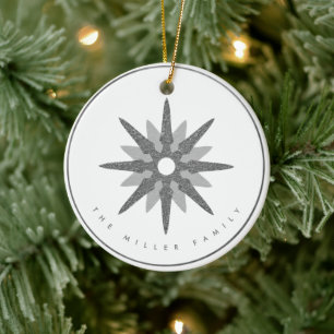 Silver Snowflake Familj Namn Monogram och datum Julgransprydnad Keramik