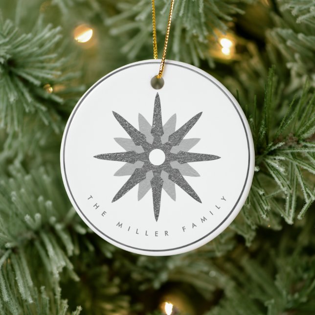 Silver Snowflake | Familj Namn Monogram och datum Julgransprydnad Keramik (Träd)