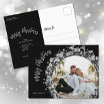 Silver Stars Photo God jul Black Helg Vykort<br><div class="desc">Vänliga stjärnor, cirklar och prickar från silver på svart omger ditt favoritfoto med namn och God jul hälsning i chic och hälsning på baksidan av vykorten. *ANVÄNDA ett VÅGRÄT-FOTO för bästa resultat eller skörd fotot till en kvadrat innan det laddas upp. Fler objekt i vår samling. Se till att kontrollera...</div>
