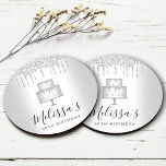 Silver tårta glitter droppar elegant gigglam party underlägg papper rund<br><div class="desc">Slappna av med din favoritdryck och skydda möblerna med dessa enkla, moderna, giriga och snyggt anpassade namn pappra underlägg. En glitter, chic, silver 2-lagrar tårta, elegant-manustypografi och glitter-droppar täcker över en faux metallisk silver ombre-bakgrund. Anpassa med namn och det meddelande du vill ha. Välj bland en mängd former som säljs...</div>