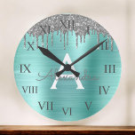 Silver Teal Glitter Brushed Metall Monogram Namn Rund Klocka<br><div class="desc">Silver och Teal Aqua Blue Faux Foil Metallic Gnistra Glitter Brushed Metall Monogram Namn och initial Luxury Wall Clock. Det gör perfekten söt 16-årsjubileum,  bröllop,  möhippa,  årsdag,  babydusch eller bachelorette-fest för någon som glam lyxen och chic stilar i kärlek.</div>