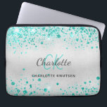 Silver teal glitter grönt monogram namn laptop fodral<br><div class="desc">En snyggt,  modern faaux silver metallisk tittar bakgrund. Dekorerad med teal,  havsdamm från grönten faux glitter. Anpassa och lägg till ditt första namn,  monogram initialer och fullt namn. Namn är skrivet med ett handskript i stil.</div>