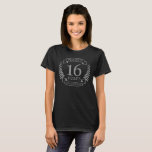 Silver Traditionella bröllop-årsdagen 16 år T Shirt<br><div class="desc">En design för att fira 16 år av giftermål. Den här designen har en lagerdesign för grått/silver (det traditionella färg) färgad på svart bakgrund. Silverware är den traditionella gåvan till tillfälle. Texten lyder Silver 16 år efter årsdagen. En romantisk design för att fira ditt sextonde år av giftermål. Om du...</div>