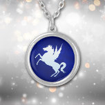 Silver Unicorn på Royal Blue Silverpläterat Halsband<br><div class="desc">Det här söt halsbandet har en djup royal blå bakgrund som nästan verkar blinka. I mitten finns en glansig enmajsbild från silver. Magiskt! Se till att se motsvarande öronringar i vår butik.</div>