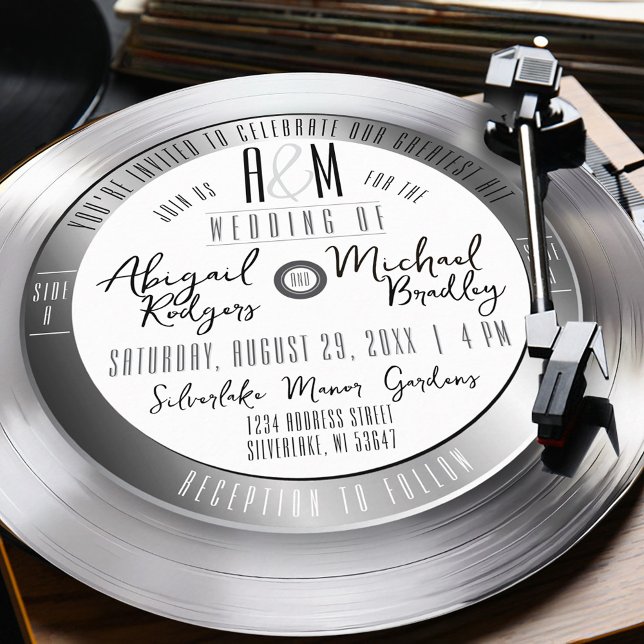Silver Vinyl Record Monogram Unique Music Bröllop Inbjudningar (Unique retro gray black and white monogram silver vinyl record album round shape wedding invitation)