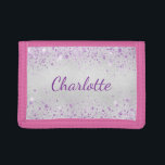 Silver violet glitter namn<br><div class="desc">En snyggt faux silver tittar bakgrund. Dekorerad med violett faux glitter stoft. Anpassa och lägg till ditt namn. Namn är skrivet med ett handskript i stil.</div>