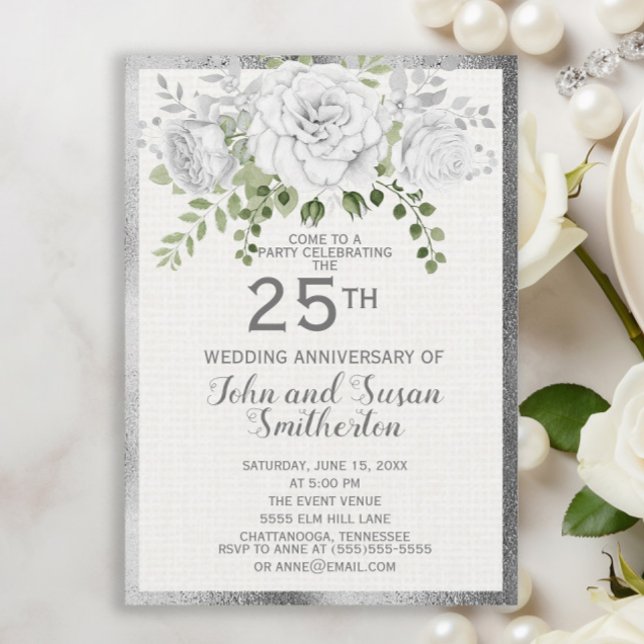 Silver Vit Blommig 25-års bröllopsjubileum Inbjudningar (Silver 25th anniversary invitation with beautiful white flowers and greenery)